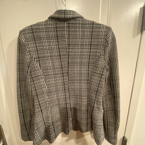 Black and white blazer. Very soft fabric. Fitted blazer. Small size. Brand new - Picture 8 of 10